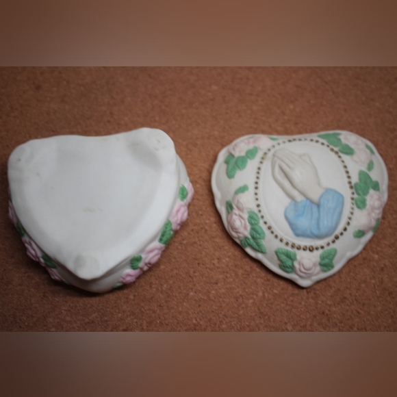 Vintage "Praying Hands" Hand-painted Porcelain jewelry box/ trinket box - Picture 2 of 11